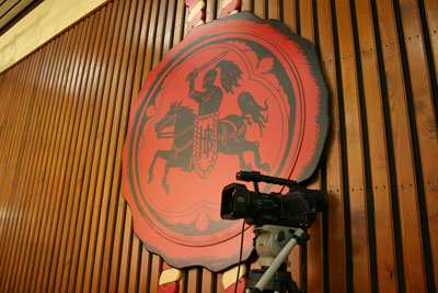 Kamera vor dem Holsten-Logo