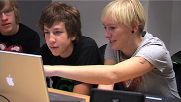 Workshop-Teilnehmerinnen am Computer